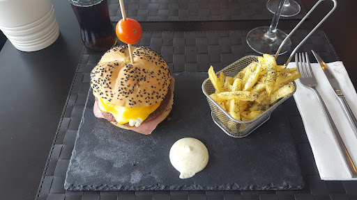 Cerqueira’s Lounge & Restaurant