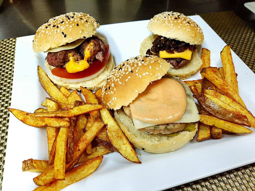 In&Out Bistro Club