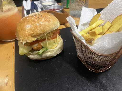 Llama & Cuy latin hamburguer/bar