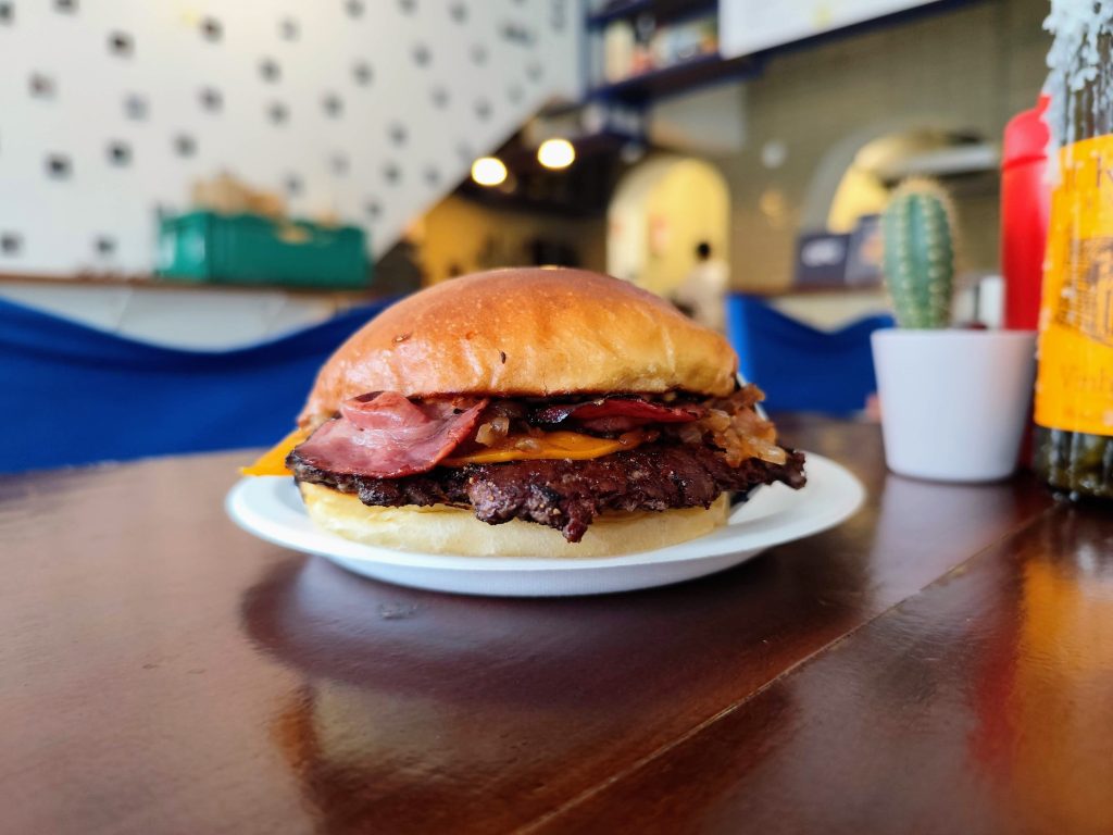 Hambúrgueres Smash em OPO: Sabor Intenso e Crocância Perfeita