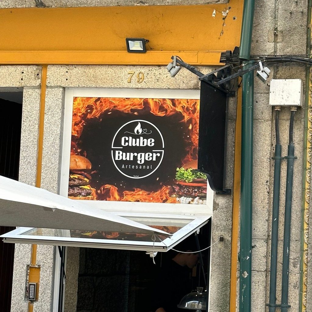 Clube Burger 1 Clube Burger: Hambúrguer Artesanal e Sabor Inigualável no Seu Clube de Preferência
