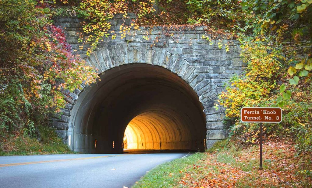 Túnel Escuro e Misterioso com Luz no Fim – Imagem Impactante