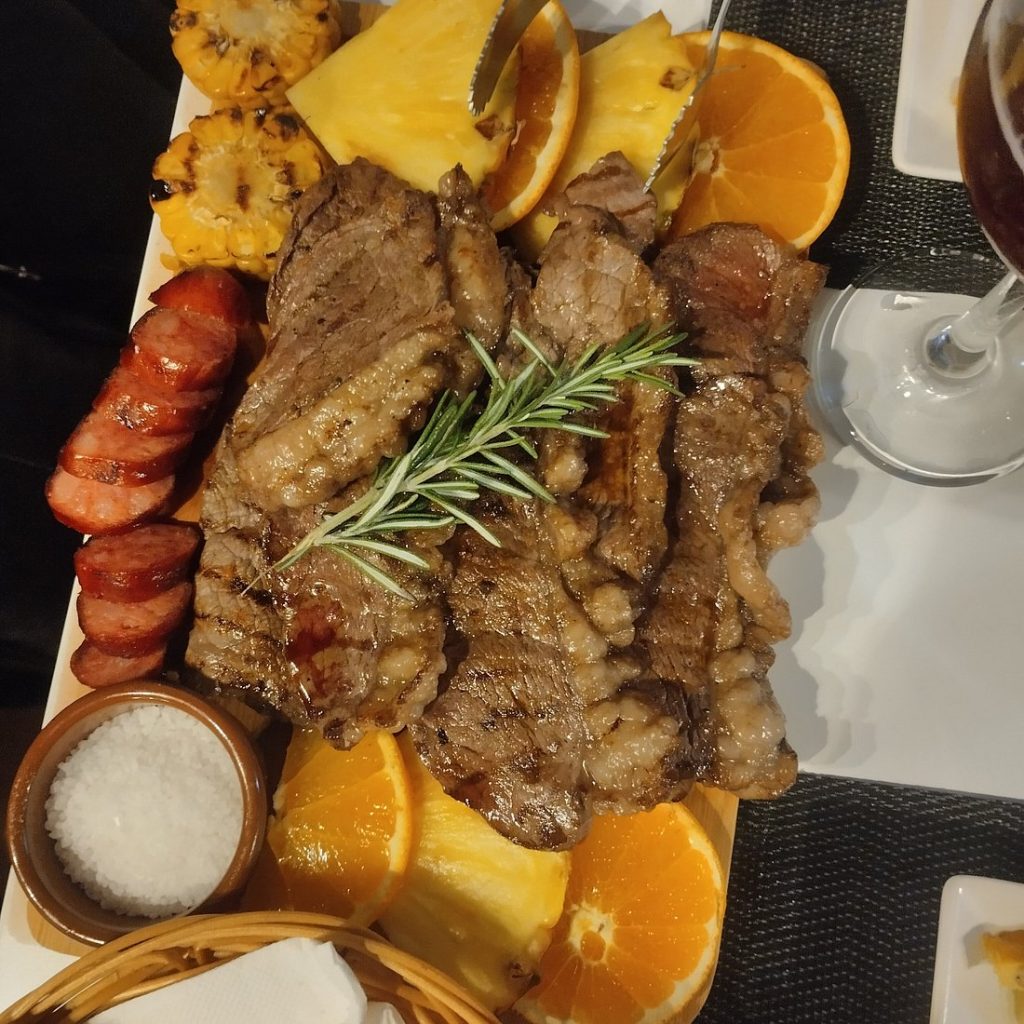 ChurrasBar Steak House: Carnes Suínas e Churrasco Premium em Ambiente Aconchegante